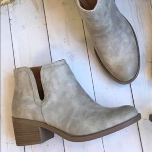 Quipid Grey oil rubbed distressed bootie Sz 7-1/2